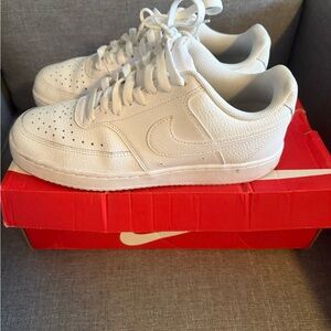 White Nike court low vision women’s size 9